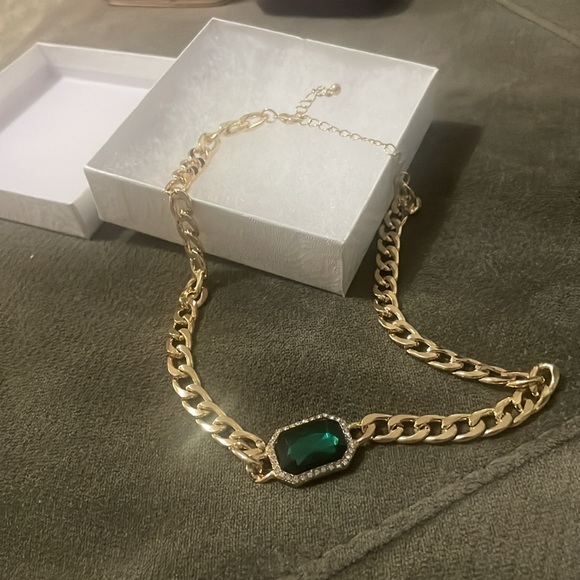 Green gemstone fashion necklace. - Picture 4 of 6